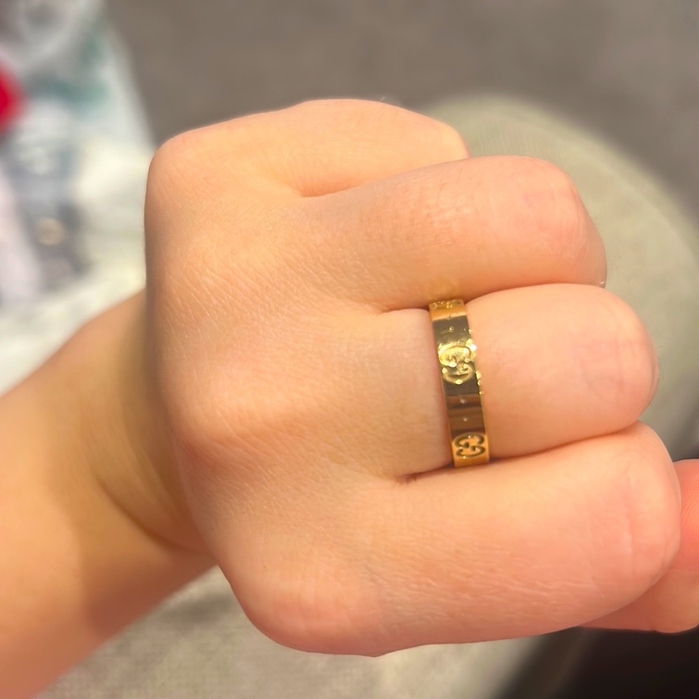 18k Gucci ring in box.